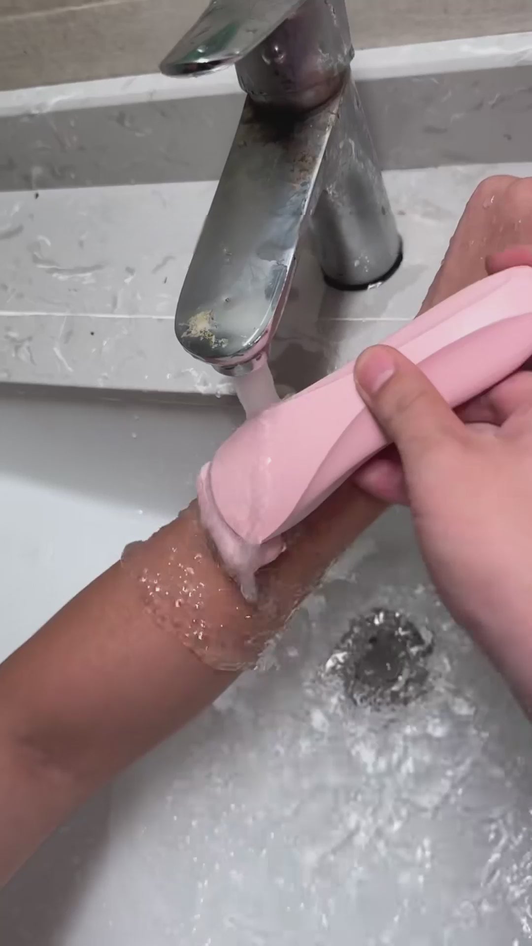 Charger la vidéo : <h3>Profitez d'un rasage <strong>confortable</strong> et précis directement sous la douche avec <strong>nos produits</strong> spécialement conçus pour cette occasion.</h3>